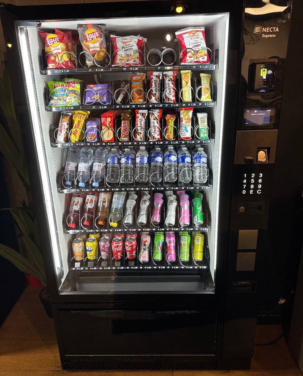 Distributeur automatique repas frais Festival Necta, installation IDF