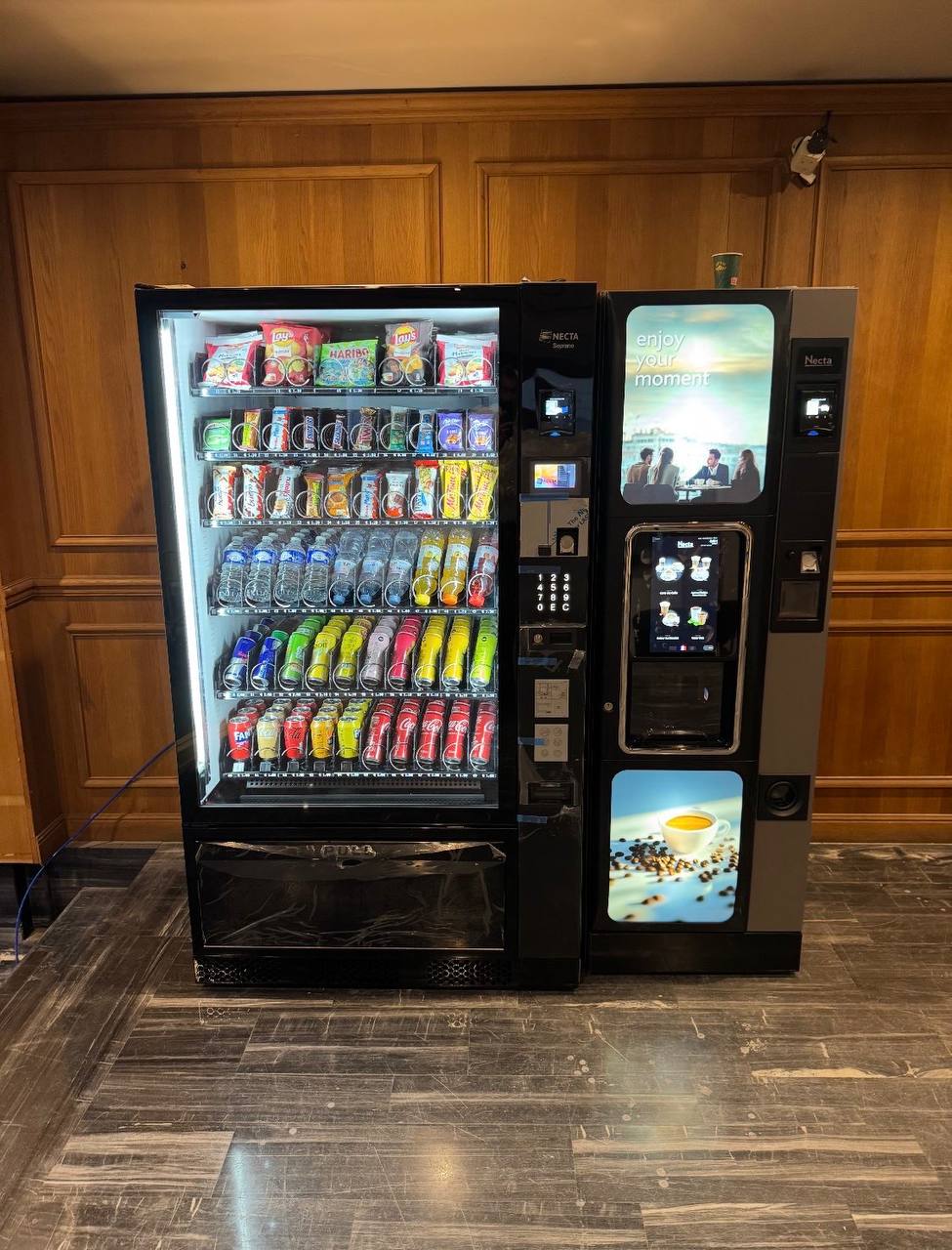 Distributeur automatique snacks et machine à café dans salle boisée, Monsieur Tom