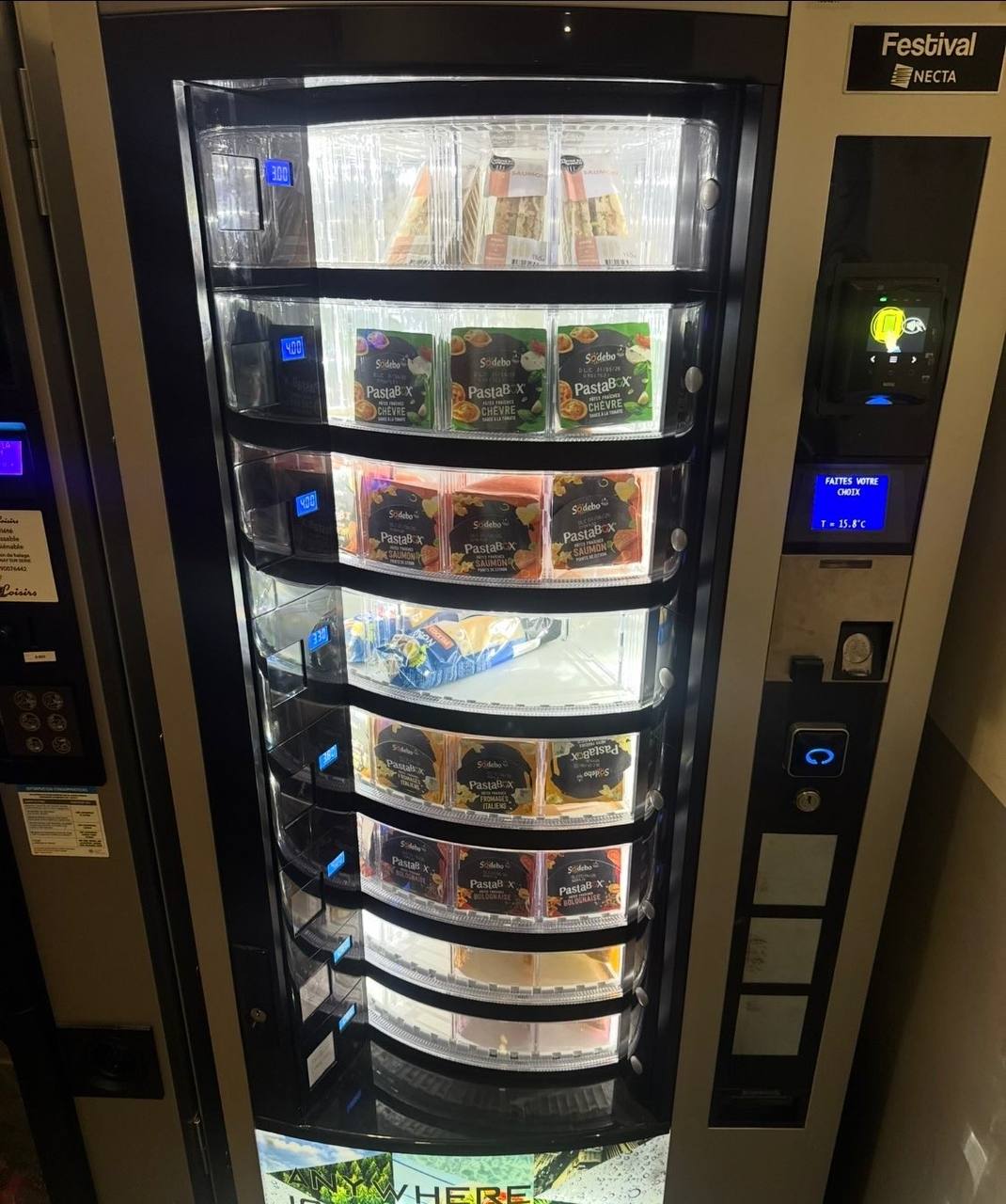 Distributeur automatique snacks et boissons installé chez un client en Île-de-France