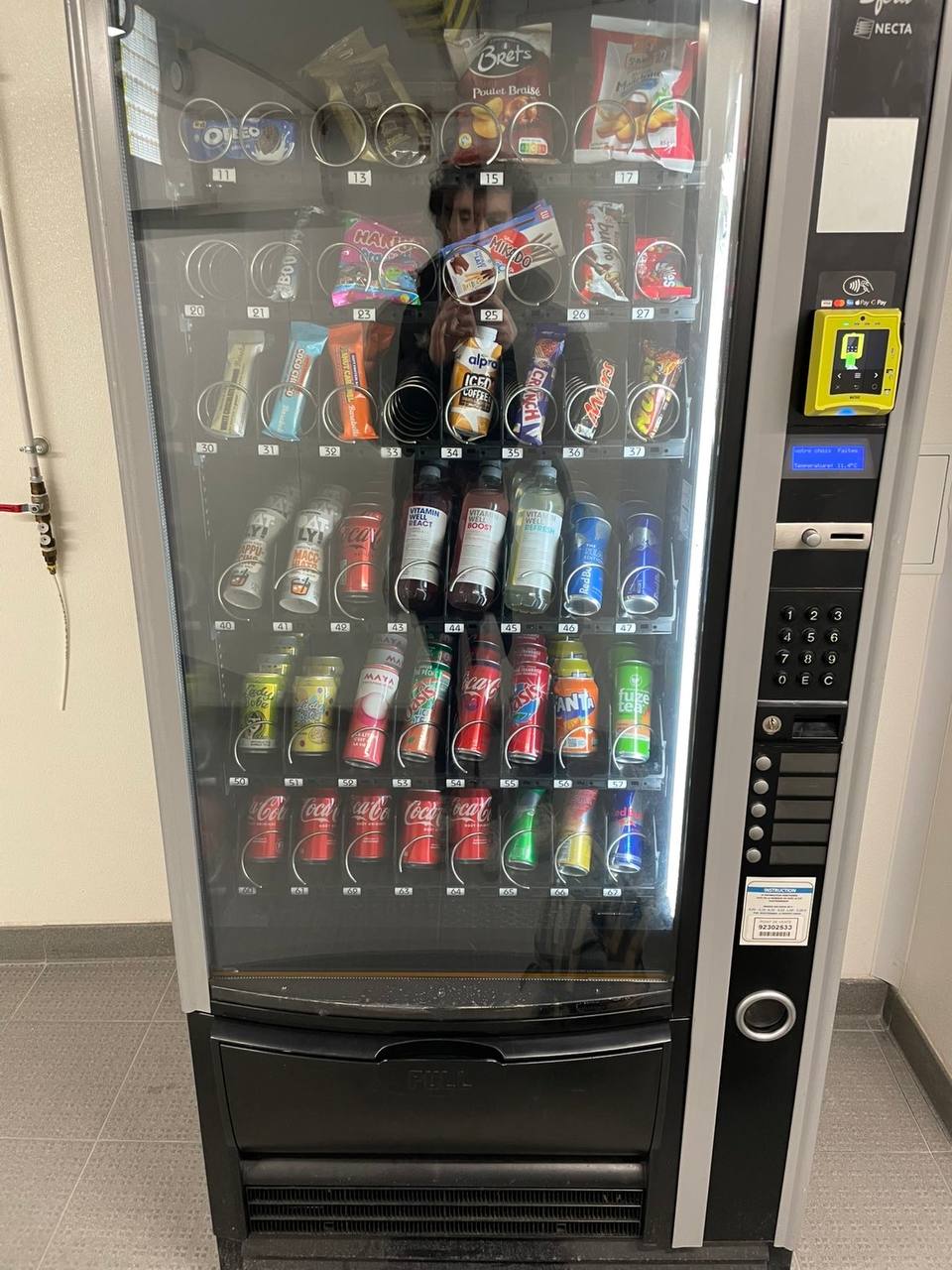 Distributeur snacks et machine à café en salle d'attente, installation Monsieur Tom