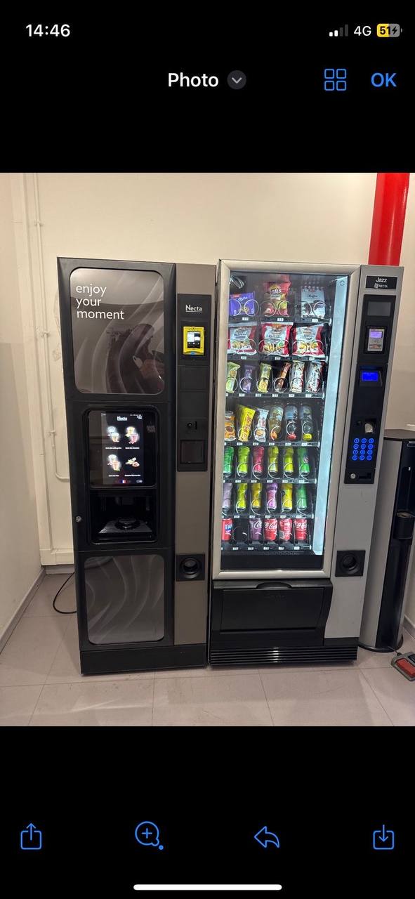Trois distributeurs automatiques installés dans une salle, Monsieur Tom Île-de-France